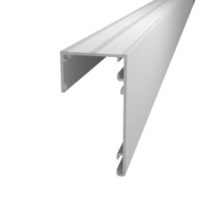 LED-Streifenprofil vor der Gardinenschiene – weiß eloxiertes Aluminium